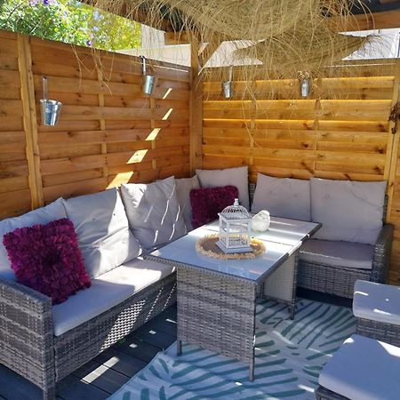 Superbe Grand Studio Tout Confort Avec Exterieur Poussan Exteriör bild