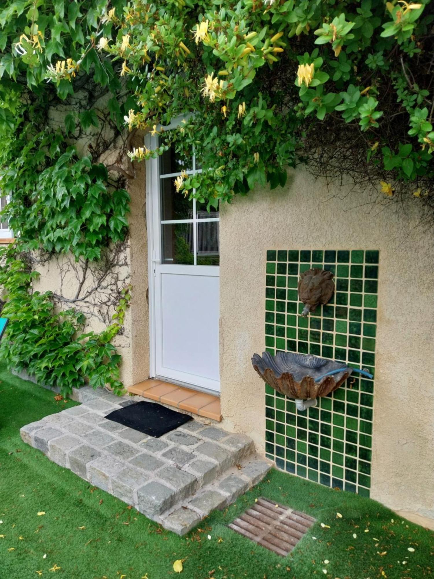 Superbe Grand Studio Tout Confort Avec Exterieur Poussan Exteriör bild