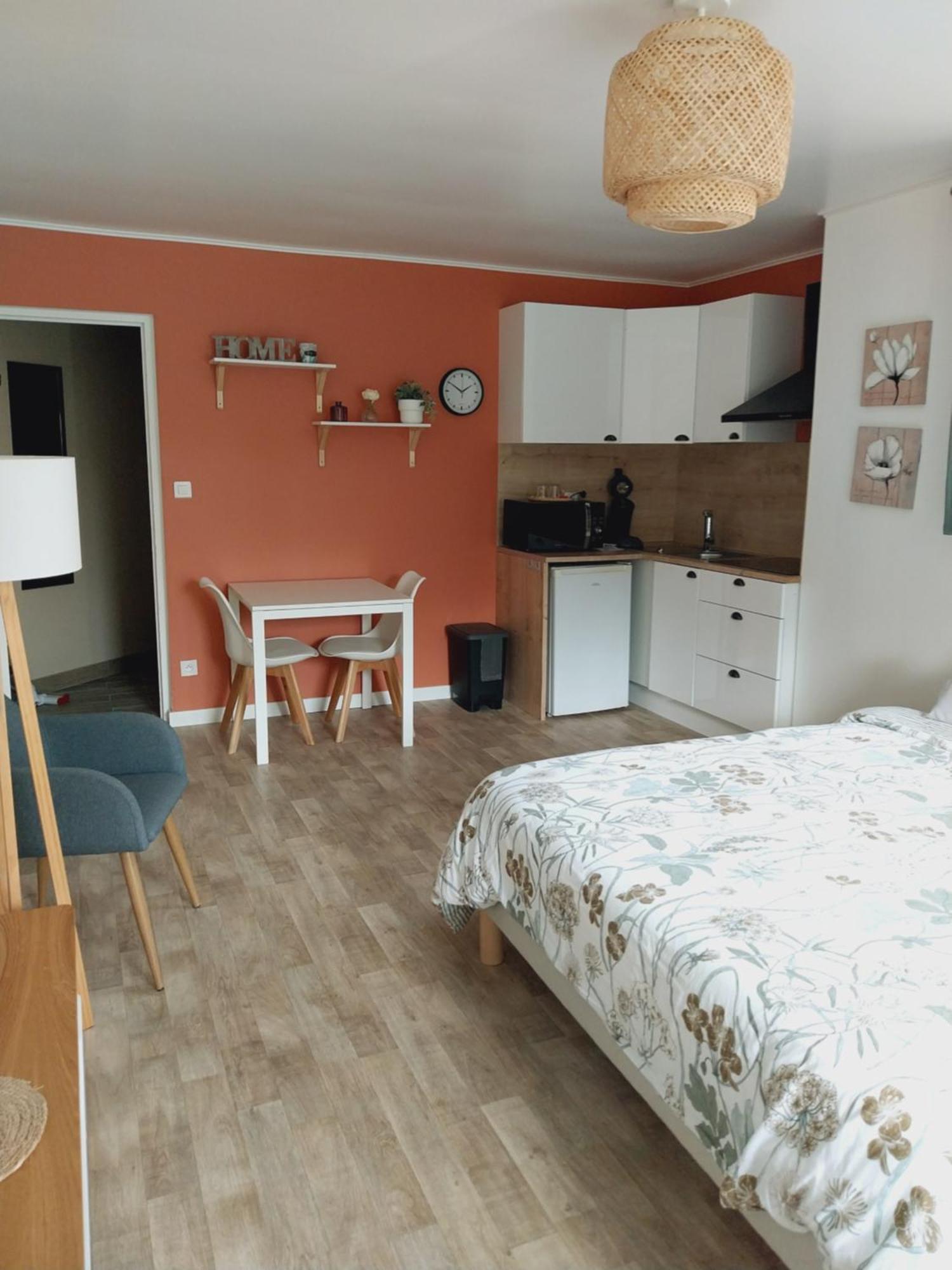 Superbe Grand Studio Tout Confort Avec Exterieur Poussan Exteriör bild